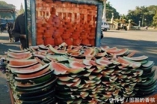 西瓜|印度小哥拖了一车西瓜片出来卖,走近一看,强迫症看了大呼过瘾