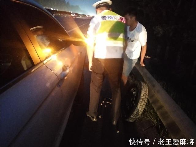  交警|高速上突遇爆胎高速交警及时救助