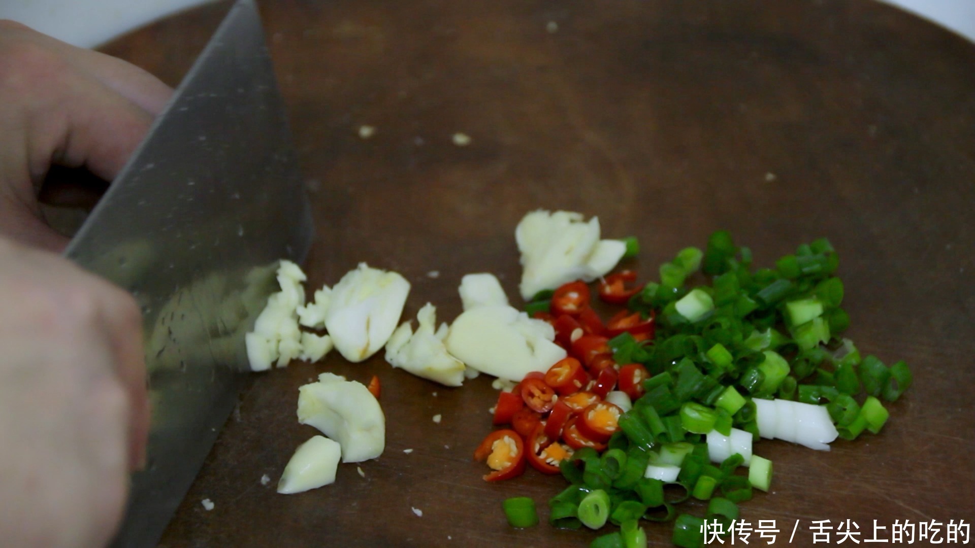 夏季|教你做网红夏季凉拌菜:皮蛋拌豆腐,色泽鲜亮口感丰富