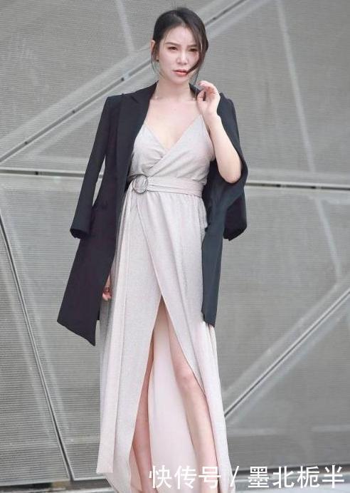  美女|街拍高颜值的美女，性感靓丽，散发出迷人的轻熟风情