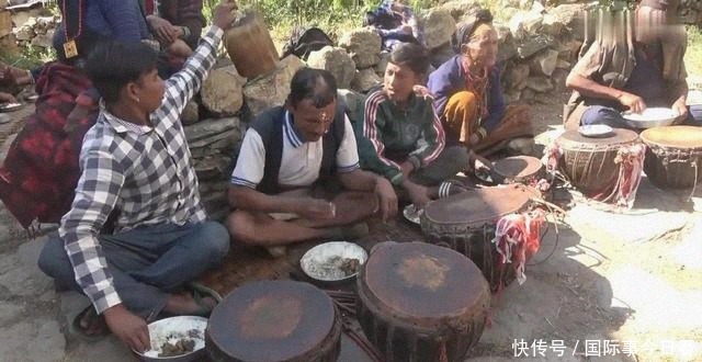 米饭|尼泊尔农村大型酒席,场面壮观,只吃一个菜咖喱羊肉配米饭