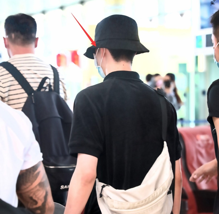 王一博|王一博真的剪短发了鬓角失踪粉丝强颜欢笑，担心戴假发跳街舞