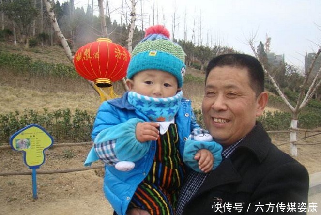 赶来|出租的哥发现车里三十万现金，苦等半日，失主赶来却要人不要钱