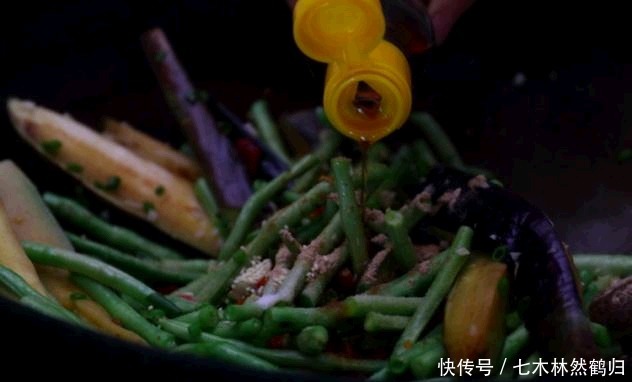 烧茄子|老家常见下饭菜,长豆角烧茄子,软烂鲜香,又得多吃两碗饭