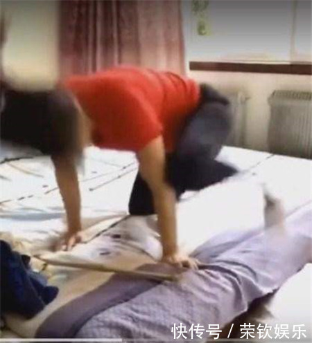 男子|男子把竹竿弹向熟睡女友,女子反应让人出乎意料