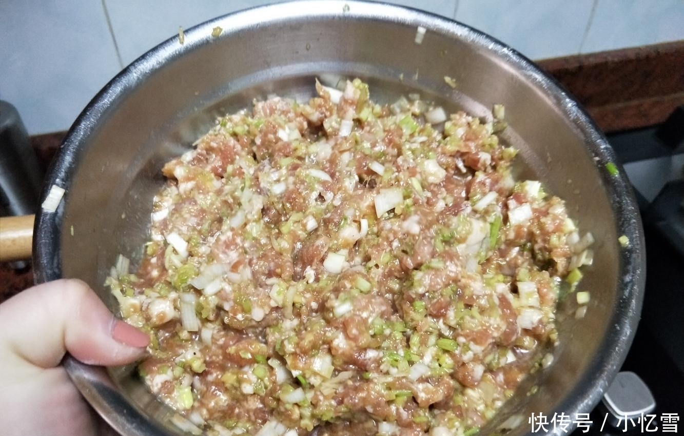  万万不能|调肉馅时, 万万不能少了这3种“料”, 否则馅又干又柴, 还不香!