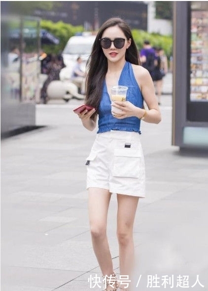 活泼开朗|街拍:活泼开朗的小姐姐,吊脖上衣配短裤,好吸睛