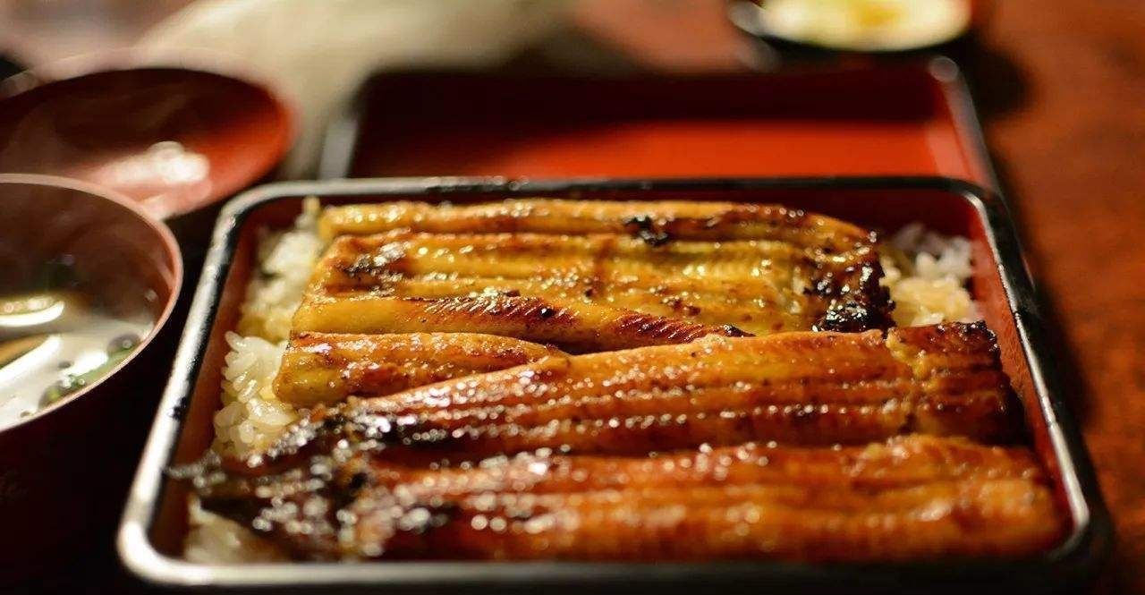 块钱|大爷街边摆摊卖“豪华小吃”,60块钱一碗,识货人很便宜