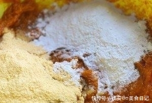 做法|南瓜饼别再用油煎了,换一个新做法,外酥里嫩,大人孩子都爱吃!