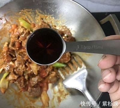  去除牛肉|家宴·西红柿炖牛腩