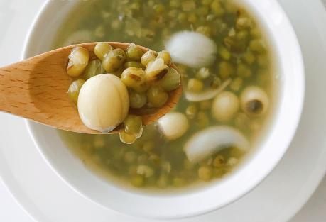  莲子|煮绿豆汤时，绿豆泡水是不对的，教你1招技巧，10分钟绿豆开花