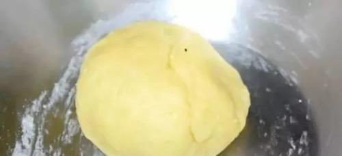 鸡蛋|一碗面粉加两个鸡蛋,不需要一滴水,越吃越上瘾,刚上桌就抢空