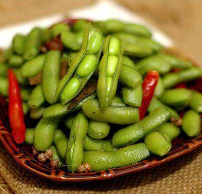 翠绿|夏季吃水煮毛豆，补钙补钾营养丰富，学会三个步骤，煮出碧绿颜色