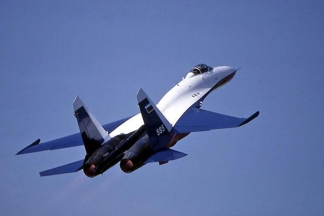 反击|美轰炸机越过红线,俄战机反击被指侵犯,俄:全程遵守规则