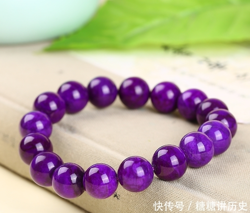  苏纪石|色彩非常特殊的宝石，神秘冷艳的苏纪石