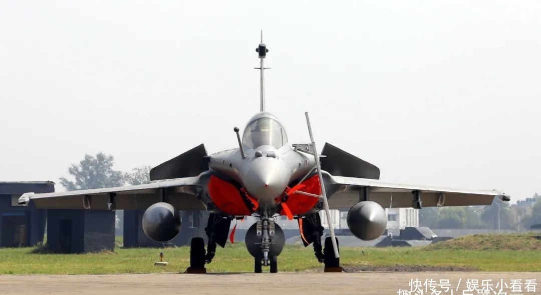 车顶|印度军车翻了!大批士兵被洪水冲走,新德里拒绝公开伤亡情况