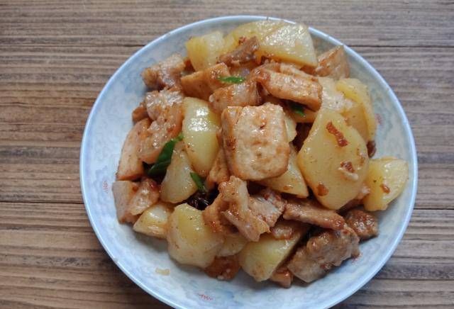 土豆焖肉片|这道菜软糯脆,营养丰富,味道鲜美,大人小孩都喜欢