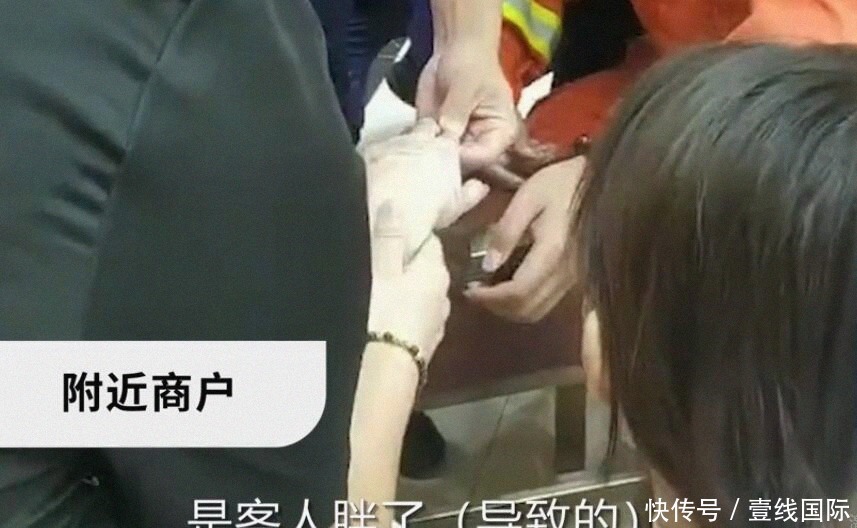 当场|真·一锤子买卖！广州一女子试戴玉镯被卡，当场买下并让消防员敲碎