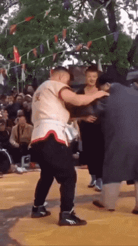 搞笑|搞笑GIF:左手防漏,是个严谨的人