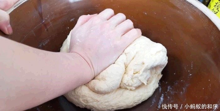 朋友|炸油条时,有人加鸡蛋,有人加泡打粉,其实都不对,教你正确做法