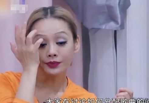 堪忧|蓝盈莹《浪姐》现状堪忧,饭桌前跳舞无人理会,姐妹表情太尴尬