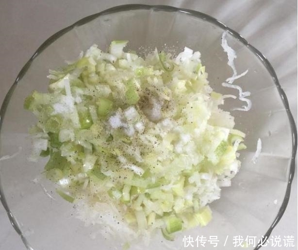 做成|白萝卜切成丝,做成饼,一口气吃5个,连挑食的孩子也大呼过瘾!