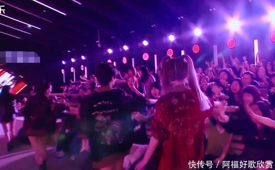  区别对待|当宁静介绍队员时，谁注意到王丽坤，只有她被区别对待