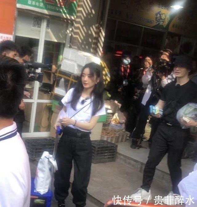 晓明哥|《中餐厅》路透,赵丽颖和黄晓明抢活干,张亮老了很多