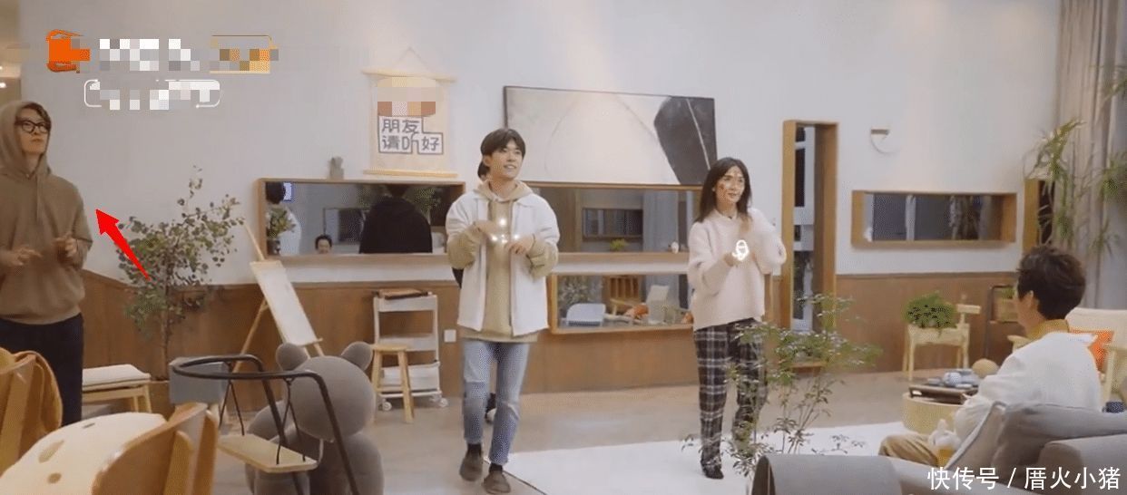 易烊千玺|千玺VS谢娜女团舞时,有谁注意到了范丞丞的反应瞬间被圈粉