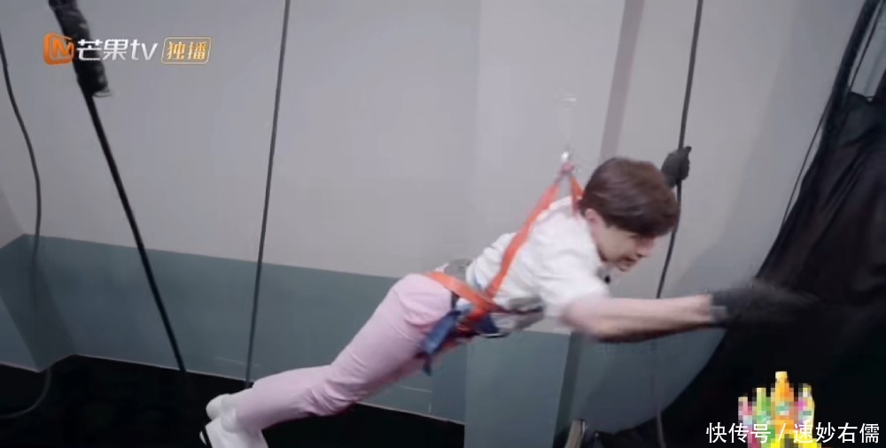 厉害|密室大逃脱邓伦最新帅照来袭!第一个走吊桥展现惊人臂力,好厉害