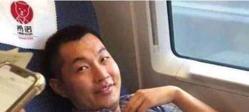 窗沿|大爷高铁上要把开水杯放窗沿，靠窗乘客拒绝，反被骂：你没有素质