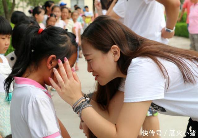 伸手|为什么宝宝被骂哭后,仍会伸手让妈妈抱知道原因很心疼