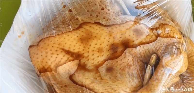 放进|一整只鸡放进电饭锅, 不加一滴水, 想不到这么好吃, 鲜嫩多汁