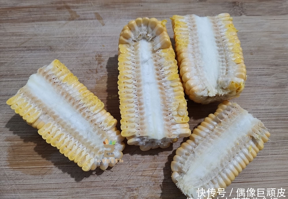 甜玉米|做玉米汁时,只放水可不行,多加一样食材,玉米汁香浓好喝又营养