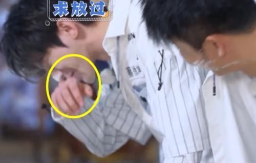 上用|蔡徐坤节目上用嘴叼袜子,谁注意他扭头后的小举动嫌不嫌弃太明显