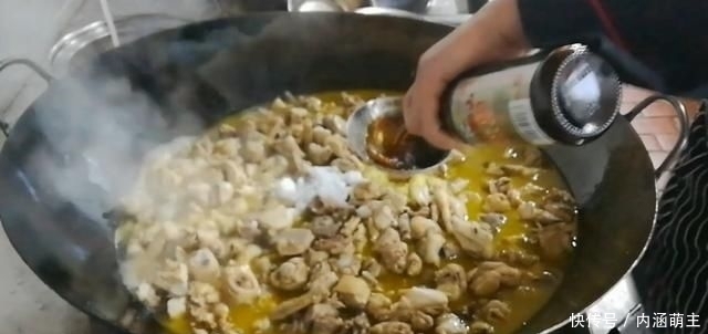 烧鸡|淮扬菜大厨改良员工餐将香菇烧鸡这么做,鲜香微辣,开胃下饭