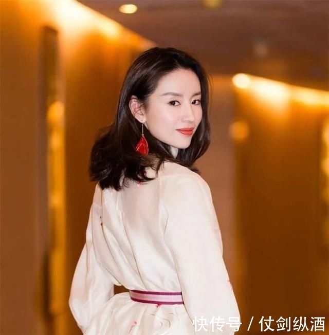 造型|被董洁美到了,中国风造型如画中人,大长腿让人羡慕