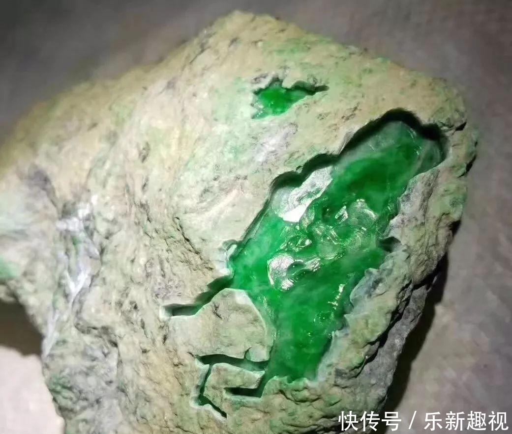  翡翠|缅商要价300万的翡翠原石，一刀切开高兴地跳起来！