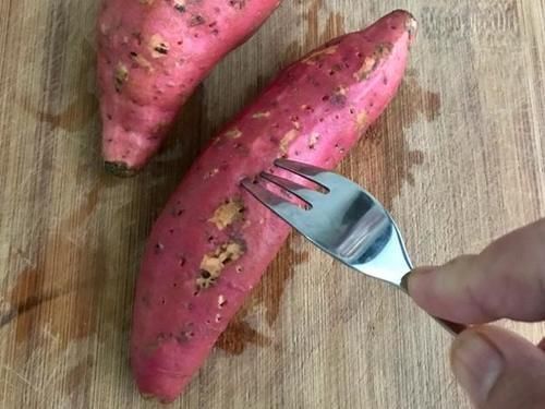 好吃|将一堆红薯扔进电饭煲,不加一滴水,不用烤箱,出锅比烤的还好吃