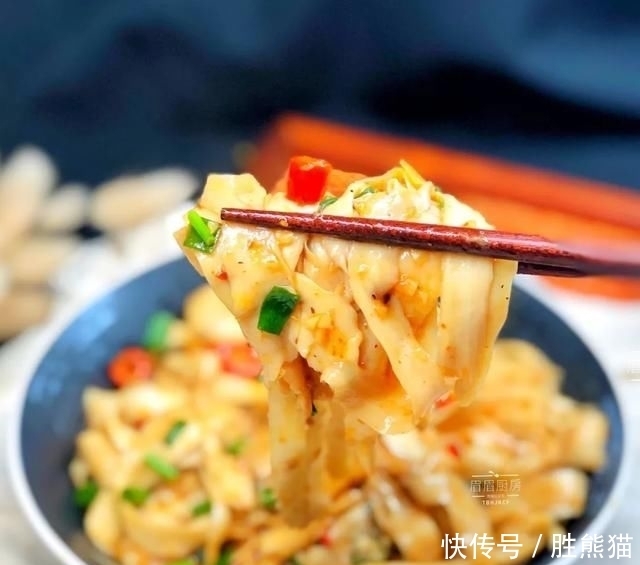 口感|不醒面不擀面,一把剪刀就能做面条,口感劲道爽滑,全家都爱吃