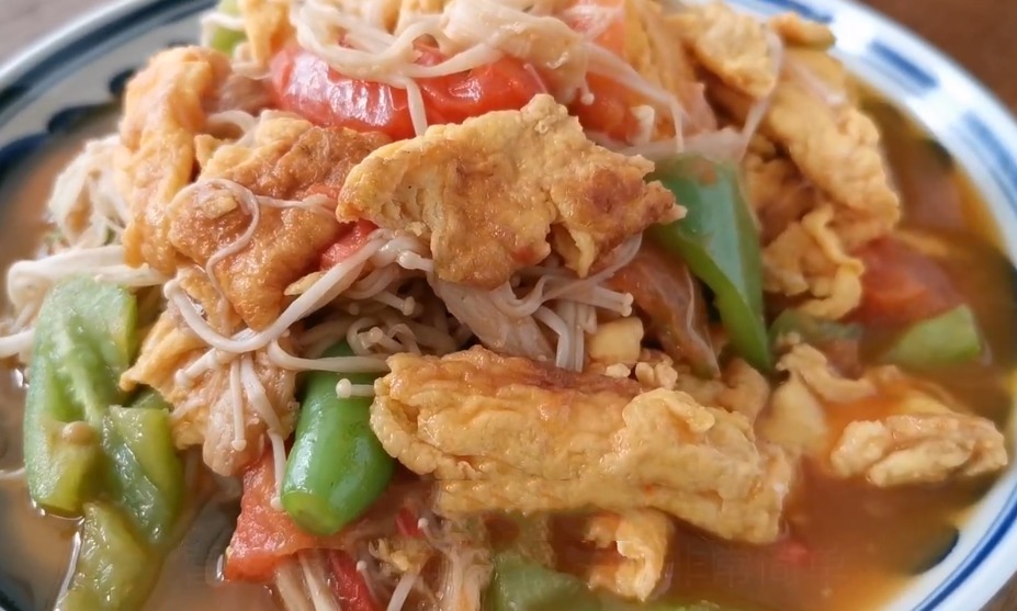  鲜香|金针菇营养非常丰富，只需要搭配一个西红柿，鲜香美味，超级下饭
