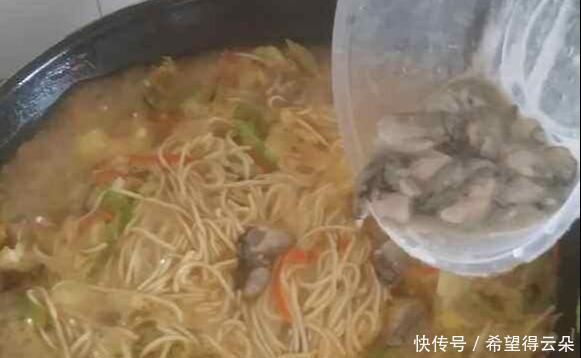 十足|特色美食泉州卤面,汤浓料足Q弹爽口,十足的闽南风味