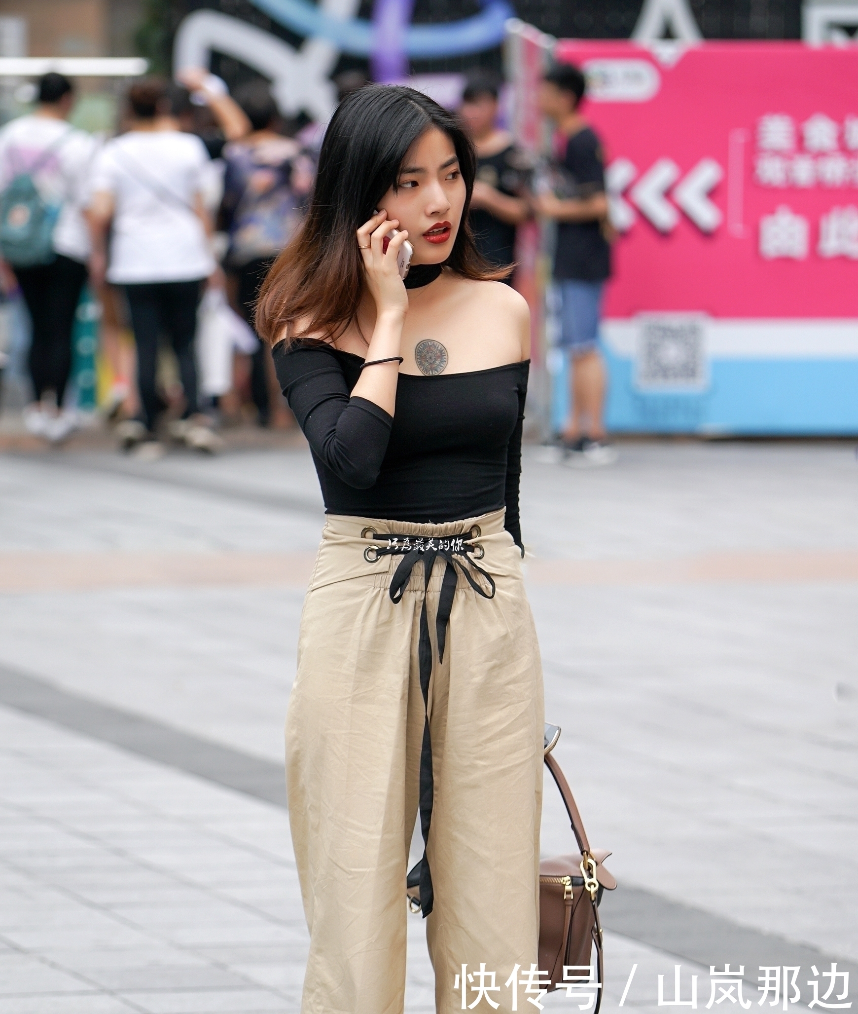 不易|路人街拍:两个时尚小姐姐教你搭配,风格简单不易出错!