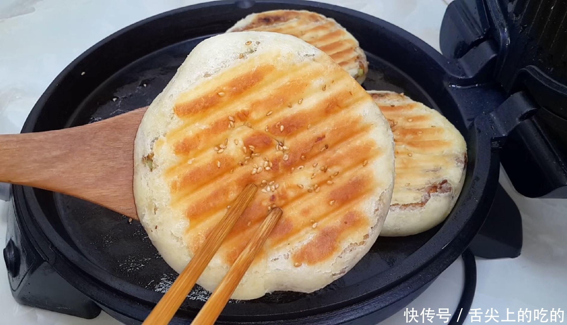 念念不忘|烧饼别买着吃了,加几勺酱料,外皮焦脆又多层,吃过就念念不忘