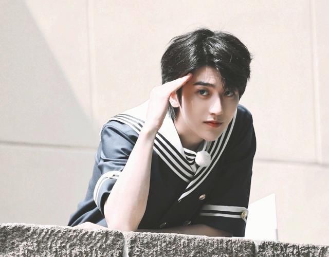 超短裙|吴宣仪超短裙参加《跑男》,注意旁边蔡徐坤的手,真实人品藏不住