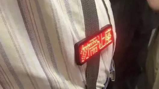 让座|公交车上抱着孩子的宝妈，被老太逼让座，宝妈的举动让人敬佩