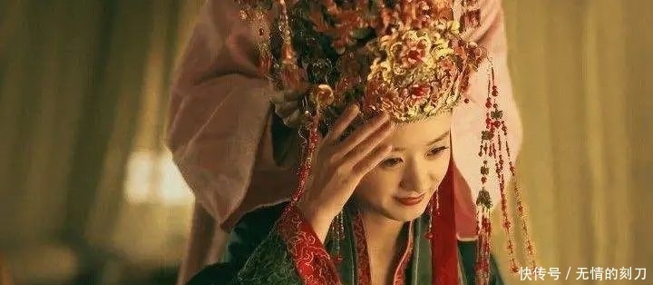 结婚|结婚要180万，女子被男友当街暴打：“求求你，放过我！”