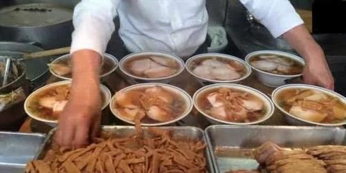 碗面|10元1口的面你吃过吗大哥小摊开了12年,食客天天排队还买不到