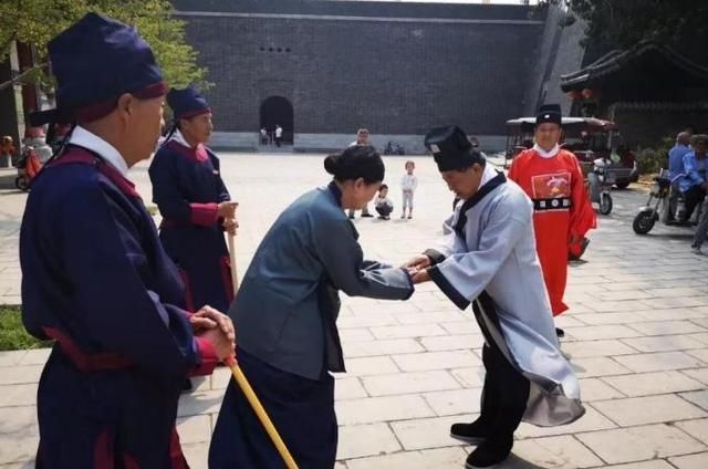 罕见|清朝村民发现罕见干尸，判官处理为难，只能将4涉案者饿死狱中