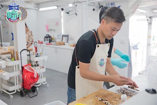 版面|《中餐厅》登上《中国日报》,霸占一半版面,封面却只有一位成员